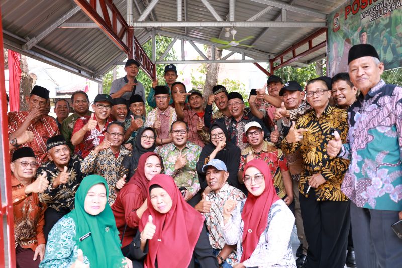 Walikota Makassar Moh Ramdhan Pomanto bersama masyarakat pada Evaluasi Perkembangan Desa dan Kelurahan Klarifikasi Lapangan Lomba Kelurahan Tingkat Regional Ditjen Bina Pemdes Kemendagri di Kelurahan Manggala, Makassar, Sabtu (24/08/2024). (ANTARA/HO-Humas Pemkot Makassar)