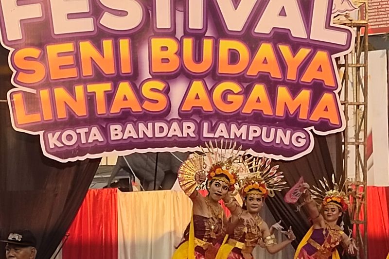 Peserta Festival Seni Budaya Lintas Agama saat melakukan parade di Tugu Adipura Kota Bandarlampung. Sabtu (24/8/2024). (ANTARA/Dian Hadiyatna)