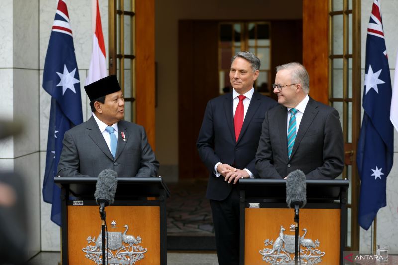 Indonesian Defense Minister Prabowo Subianto (left) along with Australian Prime Minister Anthony Albanese (right) after the two met at the Australian Parliament House, Canberra, Australia, Tuesday (August 20, 2024). ANTARA/HO-the Indonesian Ministry of Defense Secretariat General.