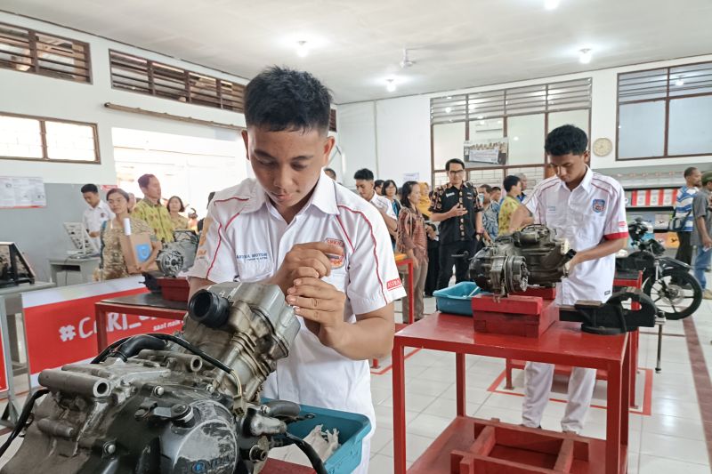 Ilustrasi. Siswa SMK Negeri 3 Teknologi dan Rekayasa Jayapura Jurusan Otomotif mempraktikkan perbaikan mesin kendaraan roda dua. ANTARA/Ardiles Leloltery