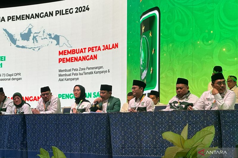 Ketua Umum Partai Kebangkitan Bangsa Muhaimin Iskandar (tengah) saat membacakan laporan pertanggungjawaban dalam Muktamar PKB di Bali Nusa Dua Convention Center, Kabupaten Badung, Bali, Sabtu (24/8/2024). (ANTARA/Rio Feisal)