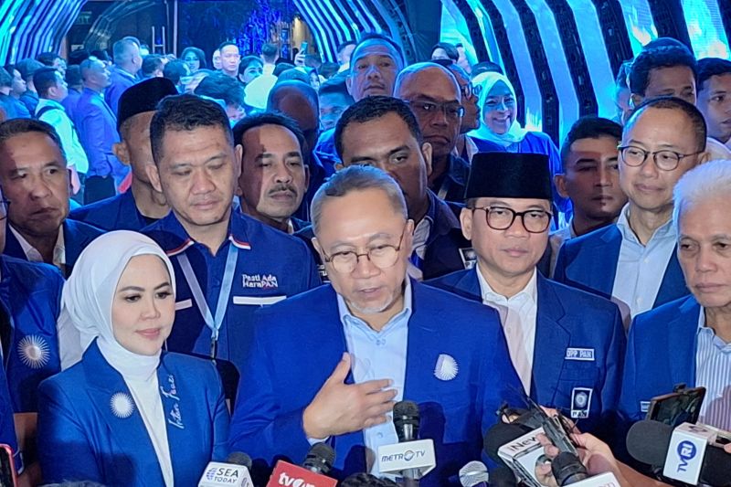 Ketua Umum PAN Zulkifli Hasan (tengah) berikan keterangan kepada wartawan usai penutupan Kongres ke-6 PAN di Jakarta, Sabtu (24/8/2024). ANTARA/Fianda Sjofjan Rassat