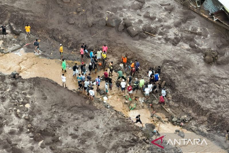 Petugas tim petugas SAR gabungan melakukan proses pencarian dan evakuasi warga korban banjir bandang di Kecamatan Rua, Ternate, Maluku Utara, Minggu (25/8/2024). ANTARA/HO-Basarnas