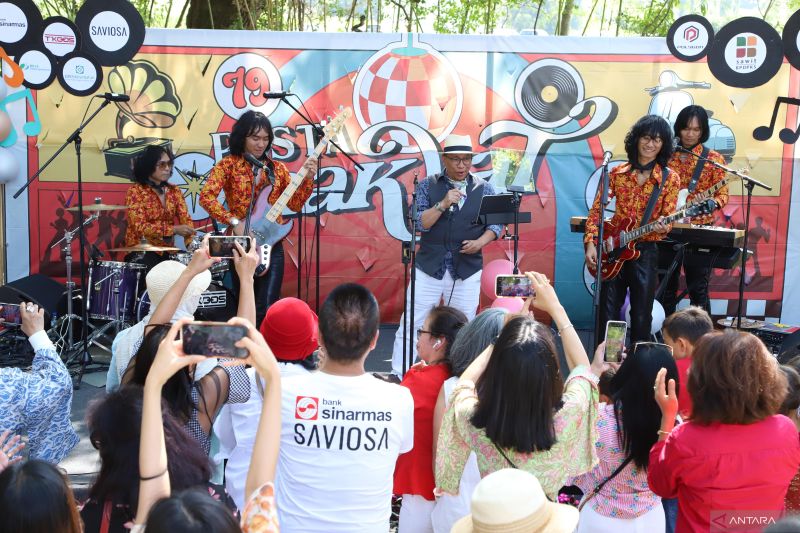 Band Indonesia T-Koos tampil dalam peringatan HUT RI ke-79 dengan membawakan lagu-lagu legendaris Indonesia di Wisma Dubes di Swiss, Sabtu (24/8). (ANTARA/HO-PTRI Jenewa)
