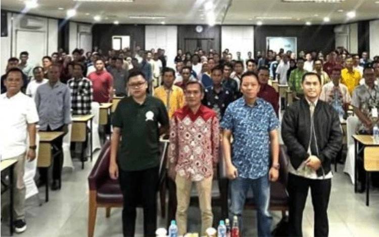 Kepala DPMD Kapuas bersama peserta Bimtek Penyusunan RPJMD berbasis GIS. (FOTO: IST)