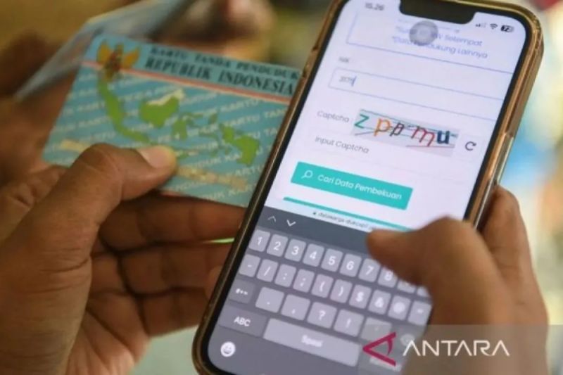 Warga mengecek nomor induk kependudukan (NIK) melalui laman datawarga-dukcapil.jakarta.go.id dengan ponselnya di Jakarta, Senin (26/2/2024). ANTARA FOTO/M Risyal Hidayat/Spt/aa.