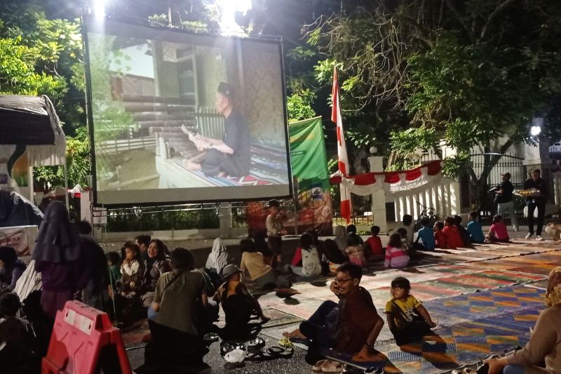 Komisi Pemberantasan Korupsi (KPK) dengan Bus 2024 Roadshow di Kabupaten Lebak melakukan sosialisasi dan edukasi pencegahan korupsi melalui film di alun-alun Rangkasbitung.ANTARA/Mansur