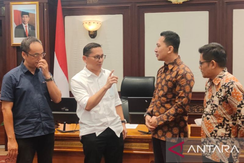 Arsip - Kepala Dinas Perumahan dan Permukiman (Disperkim) Jabar Indra Maha (kedua kanan) dan Project Director Perum Perumnas Bandung 2 Aditiya Prio Singgih (kedua kiri) saat bertemu di Gedung Sate Bandung. (ANTARA/Ricky Prayoga)