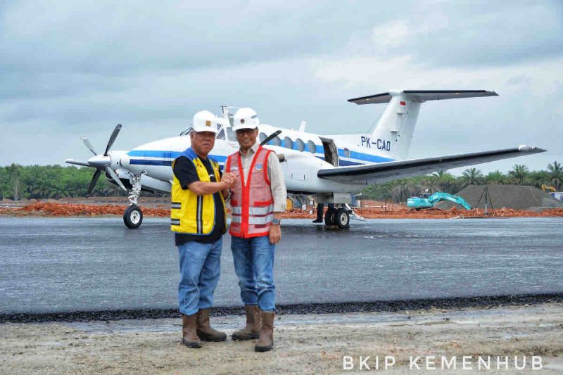 Menteri Perhubungan Budi Karya Sumadi (kanan) bersama Menteri Pekerjaan Umum dan Perumahan Rakyat (PUPR) Basuki Hadimuljono (kiri) usai menyaksikan uji coba landasan pacu Bandara VVIP IKN di Kalimantan Timur, Minggu (25/8/2024). ANTARA/HO-Humas Kemenhub