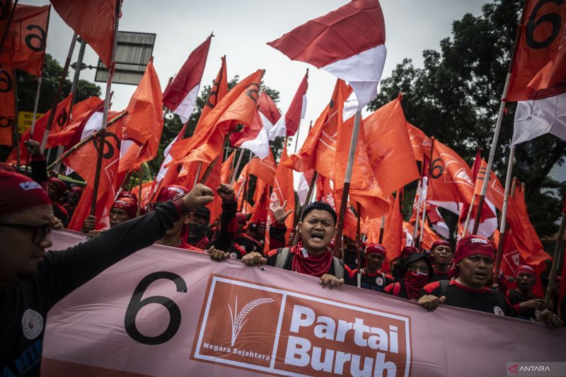Simpatisan dari Partai Buruh melakukan aksi damai dalam rangka Hari Buruh Internasional di kawasan Patung Kuda, Jakarta, Rabu (1/5/2024). ANTARA FOTO/Aprillio Akbar/rwa.