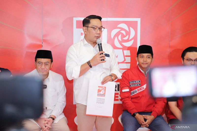 Bakal calon gubernur Ridwan Kamil (tengah) di kantor pusat PSI, Jakarta, Minggu (25/8/2024), menyampaikan sambutan setelah menerima dukungan resmi dari DPP PSI untuk mencalonkan diri dalam Pilkada 2024 di Jakarta. ANTARA/HO-Dokumentasi DPP PSI.