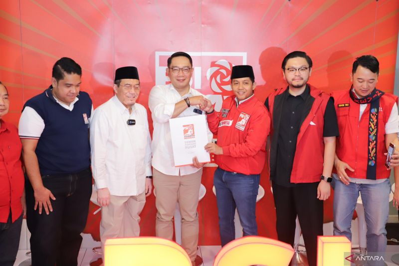 Sekretaris Jenderal DPP PSI Raja Juli Antoni (tiga kanan) di kantor pusat PSI, Jakarta, Minggu (25/8/2024) menyerahkan surat dukungan partai untuk pasangan Ridwan Kamil (empat kanan)-Suswono maju Pilkada 2024 di Daerah Khusus Jakarta. ANTARA/HO-Dokumentasi DPP PSI.