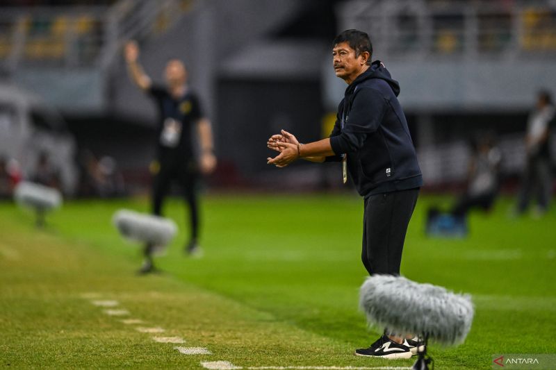 Pelatih Timnas Indonesia U-19 Indra Sjafri beraksi pada laga melawan Malaysia U-19 yang dimenangkan dengan skor 1-0 pada laga semifinal Piala AFF U-19 atau ASEAN U-19 Boys Championship 2024 di Stadion Gelora Bung Tomo, Surabaya, Sabtu (27/7/2024). (ANTARA FOTO/Rizal Hanafi)