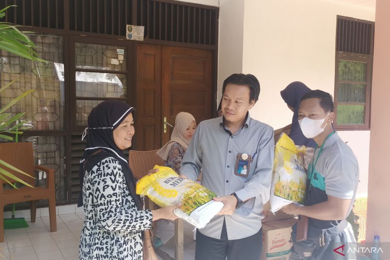 Kepala Bulog OKU Julkhaidar Romadhon (tengah) menyalurkan beras SPHP. (ANTARA/Edo Purmana)