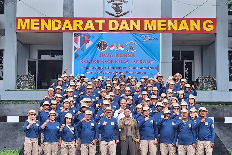 Kantor KSOP Kelas I Sorong pose bersama Pasmar 3 saat pelatihan peningkatan korsa pegawai KSOP di Sorong, Sabtu (24/8/2024) (ANTARA/Yuvensius Lasa Banafanu)