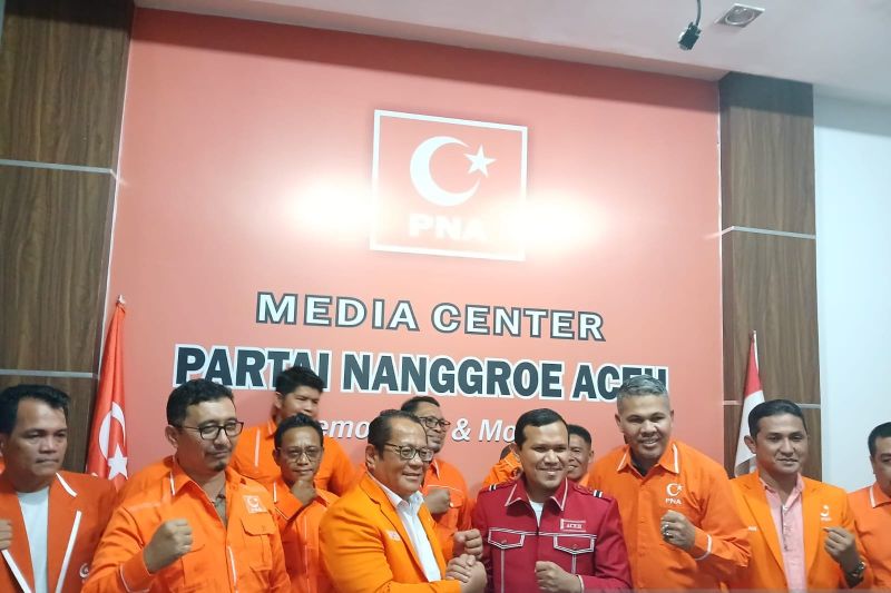 Pengurus DPP PNA saat mendeklarasikan dukungan untuk pasangan Mualem-Dek Fad sebagai calon gubernur pada Pilkada Aceh 2024 dan turut dihadiri Dek Fad (empat kanan) di Banda Aceh, Minggu (25/8/2024). (ANTARA/Rahmat Fajri)