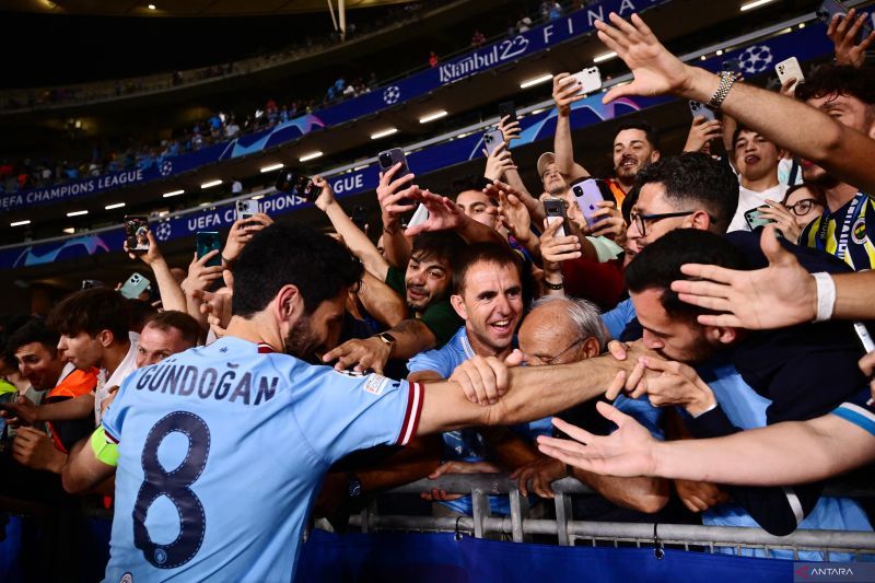 Gelandang Manchester City Jerman #8 Ilkay Gundogan merayakan bersama para penggemar setelah memenangkan pertandingan sepak bola final Liga Champions UEFA antara Inter Milan dan Manchester City di Stadion Olimpiade Ataturk di Istanbul, pada 10 Juni 2023. (ANTARA/AFP/Marco Bertorello)