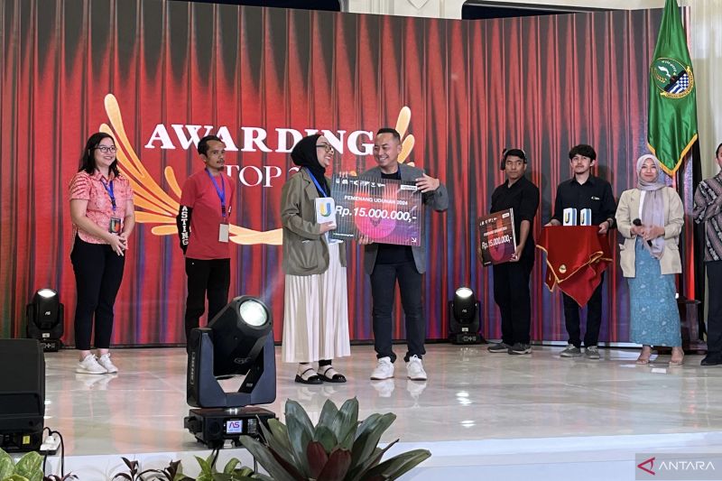 CEO Chocoletters Dian Annisa menerima piagam juara Program Udunan dari Pemprov Jabar di Kota Bandung, Jawa Barat. ANTARA/HO-Kabekraf