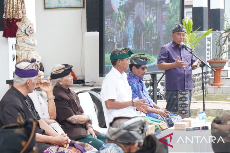 Bupati Jembrana I Nengah Tamba memberikan arahan saat bertemu dengan tokoh-tokoh puri di Puri Agung Negara, Kabupaten Jembrana, Bali, Minggu (25/8/2024). ANTARA/Gembong Ismadi