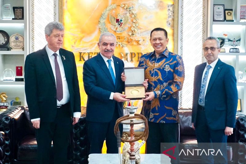 Speaker of the People's Consultative Assembly Bambang Soesatyo (second right) pose for a photo with former Palestinian Prime Minister Mohammad Shtayyeh (second left), in Jakarta on Sunday, August 25, 2024. (ANTARA/HO-MPR RI/rst)