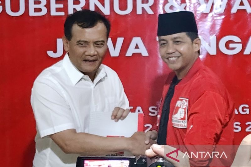 Sekretaris Jenderal DPP PSI Raja Juli Antoni (kanan) menyerahkan surat dukungan kepada bakal calon gubernur Ahmad Luthfi (kiri) yang akan berpasangan dengan bakal calon wakil gubernur Taj Yasin Maimoen pada Pilkada Jateng di Semarang, Minggu (25/8/2024) malam. (ANTARA/I.C. Senjaya)