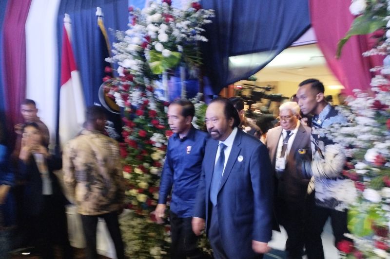 Presiden Joko Widodo ditemani Ketua Umum Partai NasDem Surya Paloh saat menghadiri Kongres III Partai NasDem di Balai Sidang Jakarta (JCC), Jakarta, Minggu (25/8/2024). ANTARA/Benardy Ferdiansyah