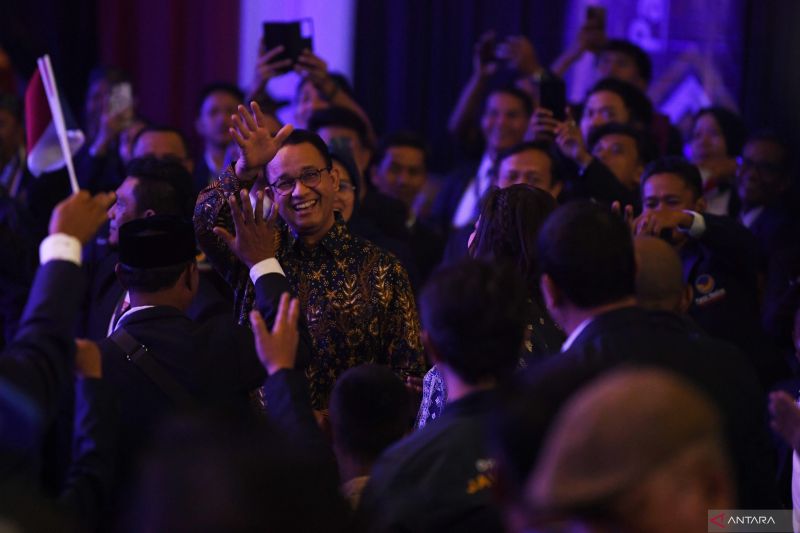 Politisi Anies Baswedan (tengah) tiba untuk mengikuti pembukaan Kongres III Partai Nasdem di Jakarta, Minggu (25/8/2024). Kongres III Partai Nasdem itu mengusung tema sinergi membangun bangsa. ANTARA FOTO/Akbar Nugroho Gumay/YU.