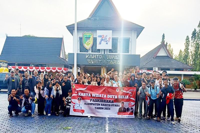 Anggota Paskibraka Kabupaten Barito Utara 2024 foto bersama sebelum keberangkatan Karya Wisata Duta Belia Paskibraka di Muara Teweh, Minggu (25/8/2024).ANTARA/Dokumen Pribadi