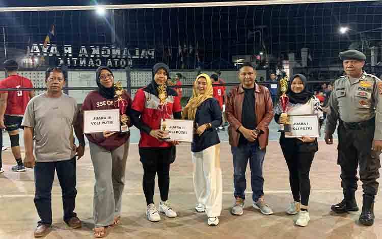 Lurah Kalampangan Yunita Martina berfoto bersama juara voli putri antar-RW. (FOTO: IST)
