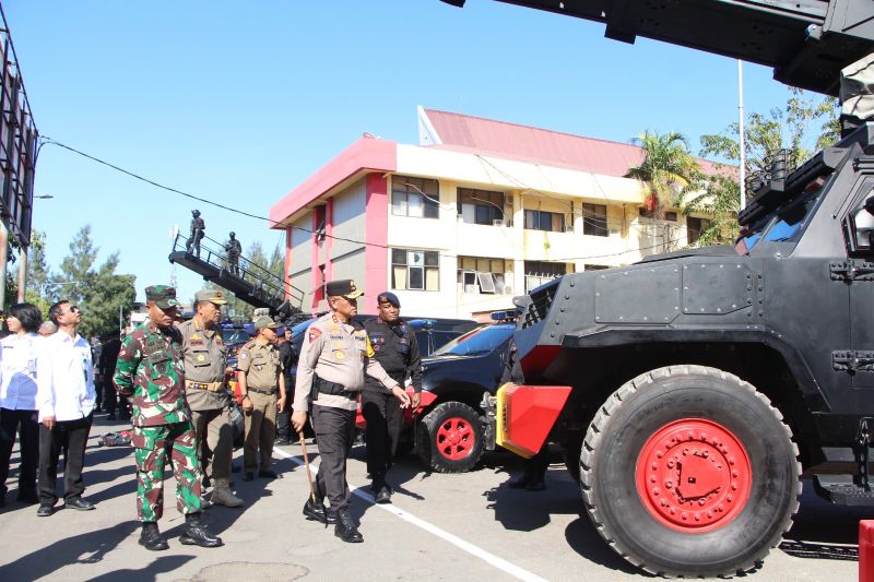 Kapolda NTT Irjen Pol Daniel Tahi Monang Silitonga didampingi Danrem 161/Wirasakti Brigjen TNI Joao Nunes memeriksa kesiapan personel dan peralatan pendukung di Mapolda NTT, Kupang, Senin (26/8/2024). ANTARA/HO-Humas Polda NTT.