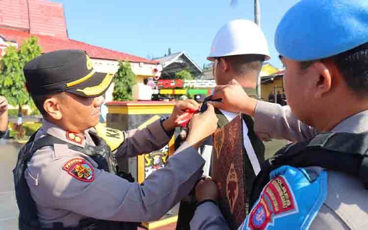 Kapolres Kobar AKBP Yusfandi Usman sematkan pita sebagai rangkaian tanda dimulainya Operask Mantap Praja Telabang 2024. (FOTO: ISTIMEWA)