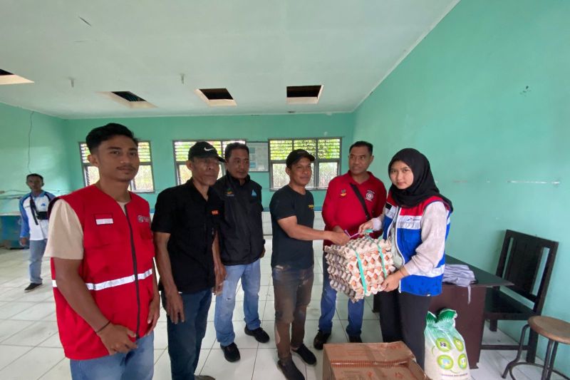 Pertamina Patra Niaga Regional Papua Maluku melalui Fuel Terminal (FT) Ternate saat menyalurkan bantuan kepada korban terdampak banjir bandang di Kelurahan Rua Ternate, Senin (26/8/2024). ANTARA/Abdul Fatah.