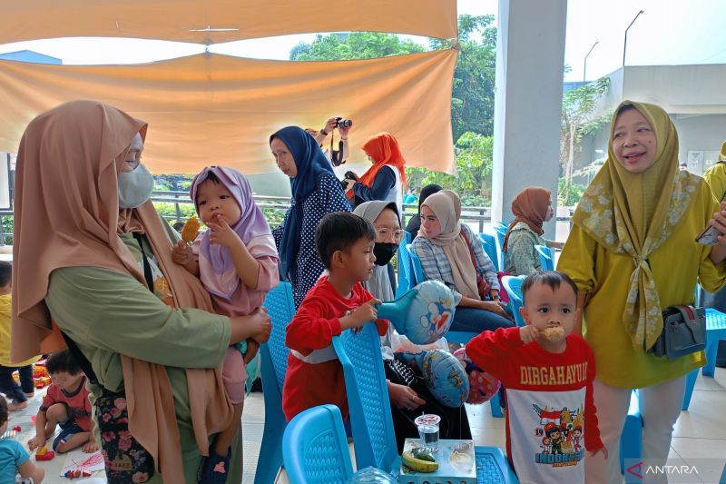 Orang tua bersama sang anak dalam peluncuran program Pemberian Makanan Tambahan (PMT) di Rumah Susun Karang Anyar, Sawah Besar, Jakarta Pusat, Selasa (20/8/2024). ANTARA/Siti Nurhaliza