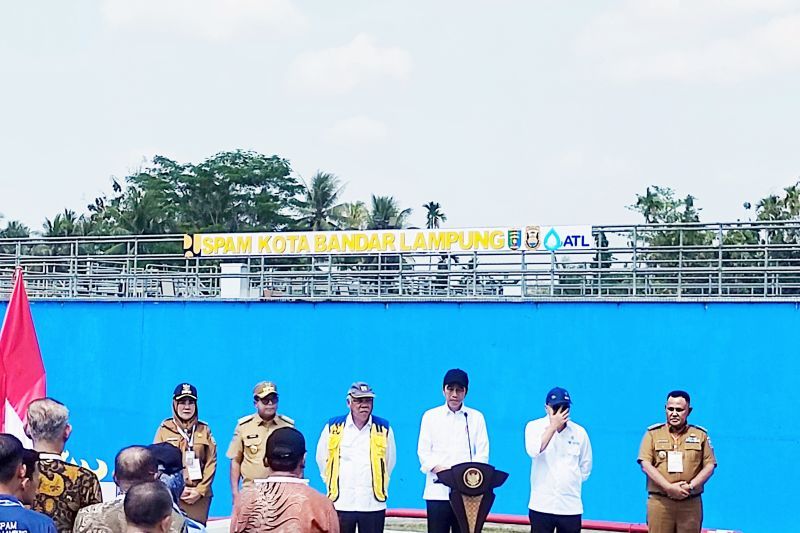 Presiden Joko Widodo saat meresmikan SPAM Badarlampung bersama, Menteri PUPR Basuki Hadimuljono (tiga dari kiri), Menteri Perdagangan Zulkifli Hasan (dua dari kanan), Pj Gubernur Laapung Samsudin (dua dari kiri) Wali Kota Bandarlampung Eva (pertama dari kiri) dan Bupati Lampung Selatan Nanang Ermanto (pertama dari kanan) di Desa Relung Helok, di Kabupaten Lampung Selatan. Provinsi Lampung, Senin (26/8/2024). (ANTARA/Dian Hadiyatna)
