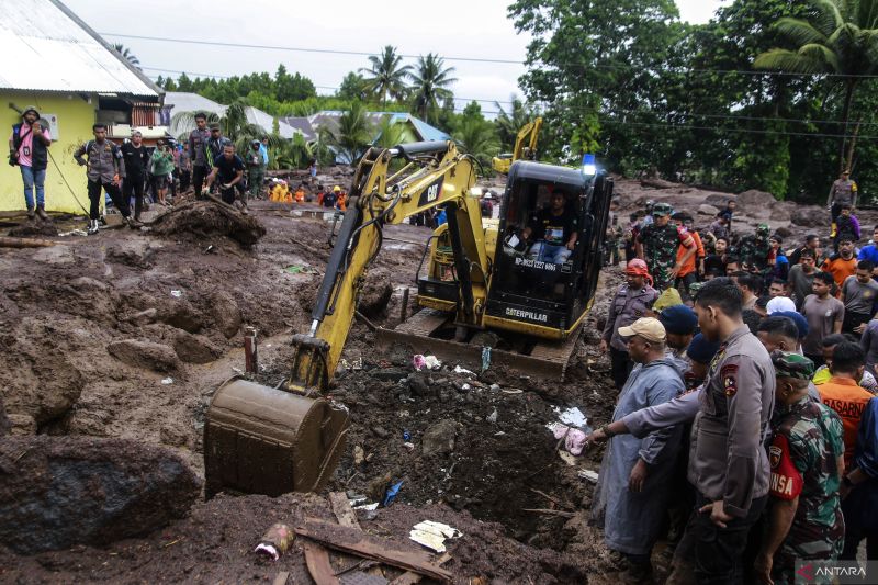 Operator mengoperasikan alat berat saat proses pencarian korban banjir bandang di Kelurahan Rua Kota Ternate Maluku Utara, Minggu (25/8/2024). ANTARA FOTO/Andri Saputra/YU
