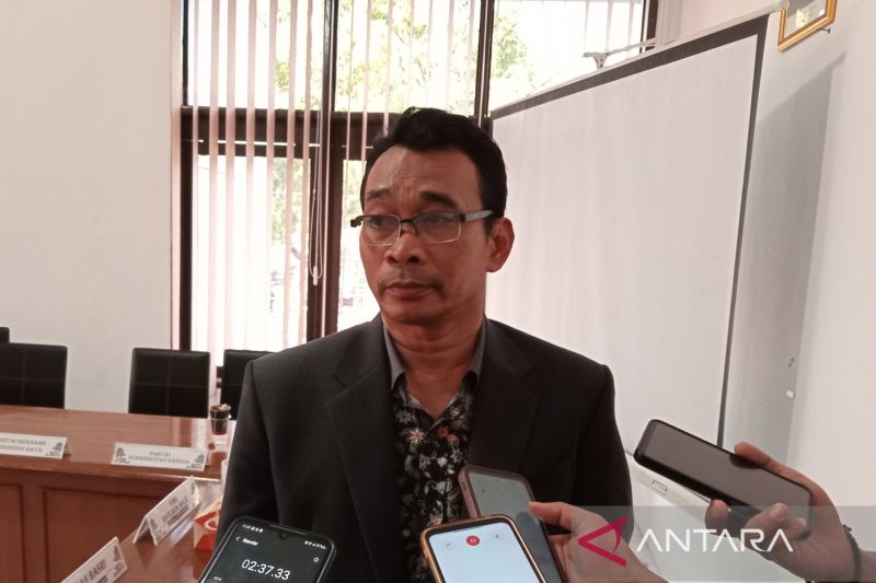 Ketua KPU Kota Cirebon Mardeko saat memberikan keterangan di Cirebon, Jawa Barat. (ANTARA/Fathnur Rohman)