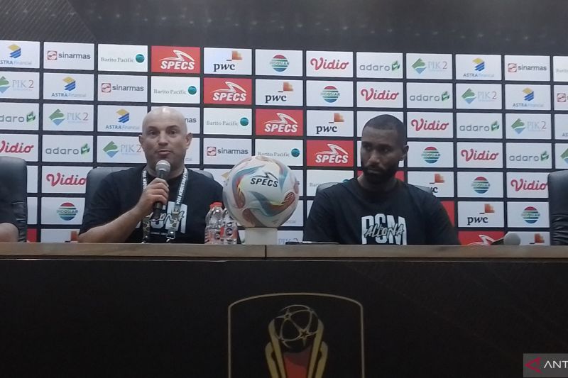 Pelatih PSM Makassar Bernardo Tavares (tengah kiri) dan pemain Yuran Fernandes (tengah kanan) hadir pada sesi konferensi pers seusai pertandingan kontra Persib Bandung di Stadion Si Jalak Harupat, Kabupaten Bandung, Jumat (19/7/2024). (ANTARA/Aldi Sultan)