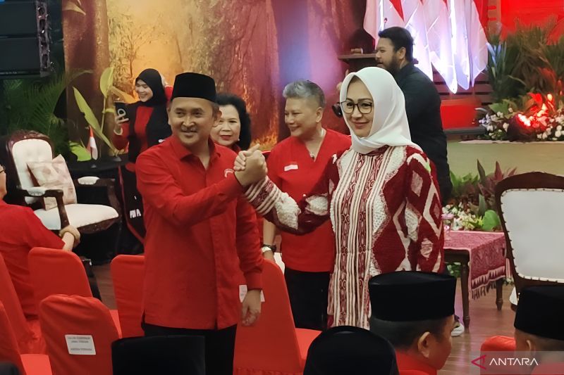 Calon Gubernur Banten Airin Rachmi Diany dan calon Wakil Gubernur Banten Ade Sumardi berpose bersama dalam acara "Pengumuman Bakal Calon Kepala Daerah/Wakil Kepala Daerah Gelombang Tiga" yang digelar di DPP PDIP di Jakarta, Senin (26/8/2024). ANTARA/Nadia Putri Rahmani