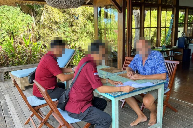 Sebanyak dua anggota Imigrasi Singaraja saat melakukan penindakan terhadap WNA yang melanggar keimigrasian di Singaraja, Bali. ANTARA/HO-Humas Imigrasi Singaraja