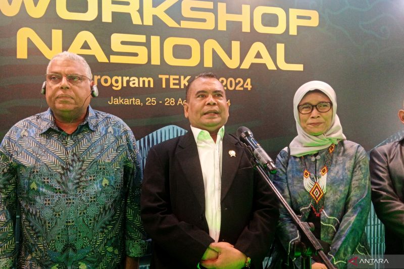 Deputy Minister of Villages, Development of Disadvantaged Regions, and Transmigration (PDTT) Paiman Raharjo (center) delivers press statements after attending the TEKAD National Workshop in Jakarta on Monday (August 26, 2024). ANTARA/Tri Meilani Ameliya