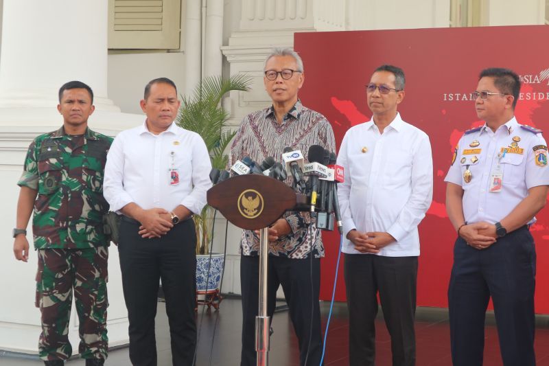 Kepala Protokol Negara Andy Rachmianto (tengah) memberikan keterangan kepada wartawan di Istana Kepresidenan Jakarta, Senin (26/8/2024). ANTARA/Rangga Pandu Asmara Jingga