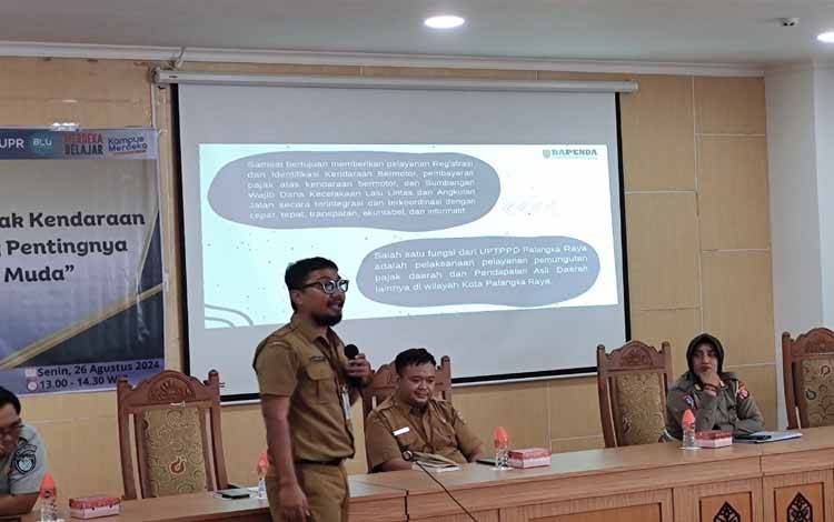 Kasubag Tata Usaha UPTPPD Palangka Raya, Wisnu Ario saat menyampaikan paparan, di Universitas Palangka Raya, Senin, 26 Agustus 2024. (FOTO: HERMAWAN)