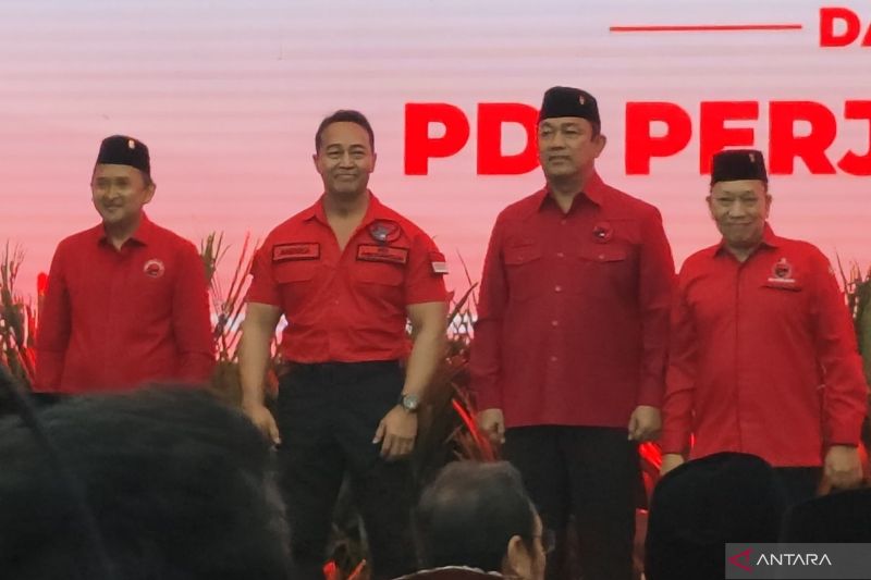 Bakal calon gubernur dan wakil gubernur Jawa Tengah yang diusung oleh PDIP, Andika Perkasa - Hendrar Prihadi atau Hendi (tengah) dalam acara "Pengumuman Bakal Calon Kepala Daerah/Wakil Kepala Daerah Gelombang Tiga" di Kantor DPP PDIP, Menteng, Jakarta, Senin (26/8/2024). ANTARA/Nadia Putri Rahmani