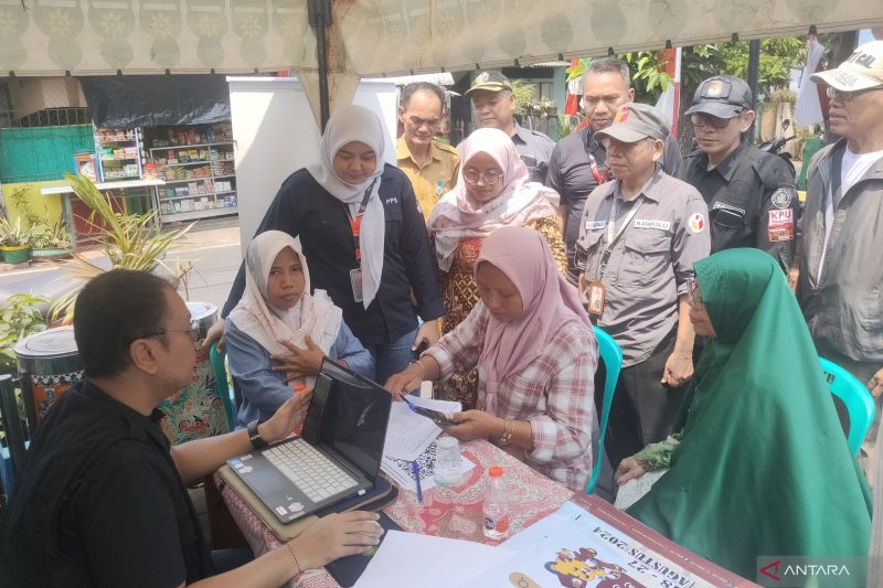 Ketua Komisi Pemilihan Umum (KPU) Jakarta Barat Endang Istianti meninjau posko tanggapan masyarakat pemuktakhiran data pemilih di Kota Bambu Selatan, Palmerah, Jakarta Barat, Senin (26/8/2024). ANTARA/Risky Syukur
