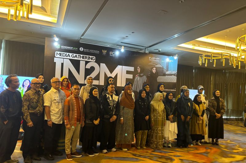 Jajaran perwakilan Bank Indonesia dan IFC bersama sembilan desainer Indonesia yang akan memamerkan koleksi busana modest fashion mereka ke Paris, Prancis dalam rangkaian kegiatan IN2MF 2024 saat ditemui di kawasan Kuningan, Jakarta Selatan, Senin (26/8/2024). (ANTARA/Vinny Shoffa Salma)