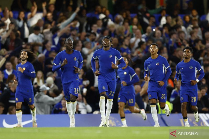 Arsip foto - Pesepak bola Chelsea merayakan gol Noni Madueke ke gawang Wimbledon dalam laga putaran kedua Piala Liga Inggris di Stamford Bridge, London, Inggris, Rabu (30/8/2023). Chelsea menang 2-1 di laga tersebut. ANTARA FOTO/Action Images via Reuters/Peter Cziborra/foc.