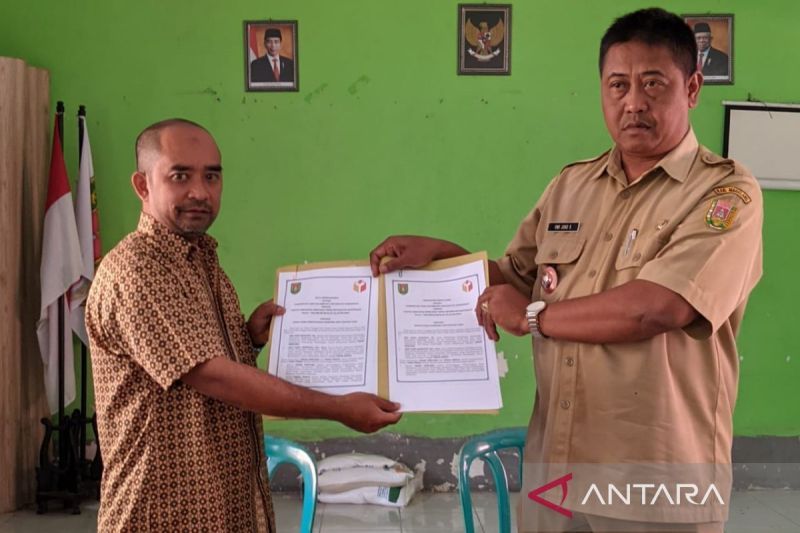 Ketua Panwaslu Bandongan Arif Zaini dan Kepala Desa Salamkanci Dwi Joko Susanto berfoto bersama. ANTARA/Heru Suyitno