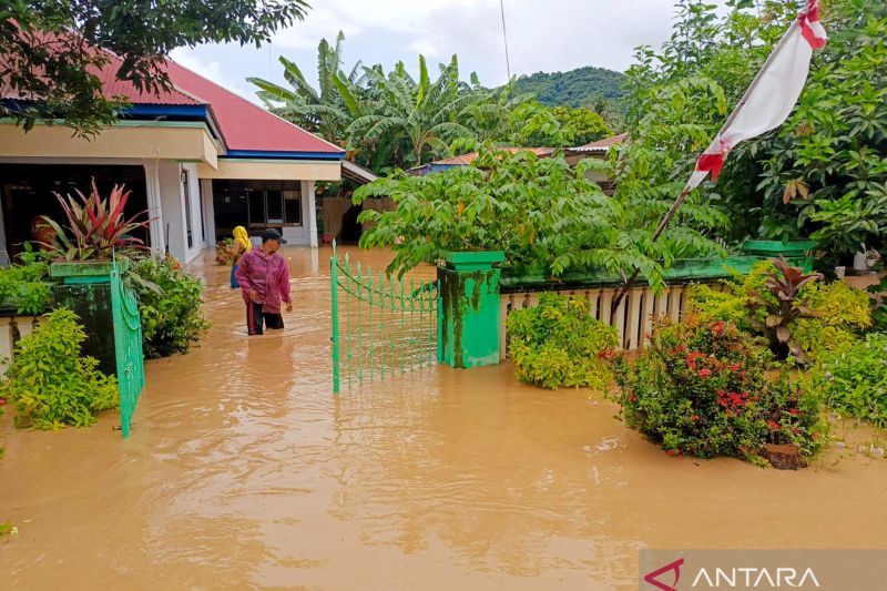 Warga melintasi air banjir di Kabupaten Bone Bolango, Gorontalo, Senin (26/8/2024). ANTARA/HO-Tanggap Darurat Bone Bolango