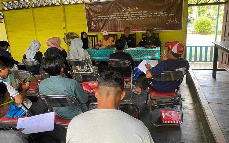 Anggota PPS di Kotawaringin Barat saat melakukan sosialisasi DPS Pada Pilkads 2024.