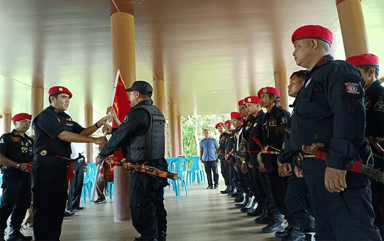 Ketua Batamad Pulang Pisau Adrianto? EHM. Snagan saat melantik dan Mengukuhkan Batamad Desa Garung dan kelurahan Kalawa (FOTO RETHA)?